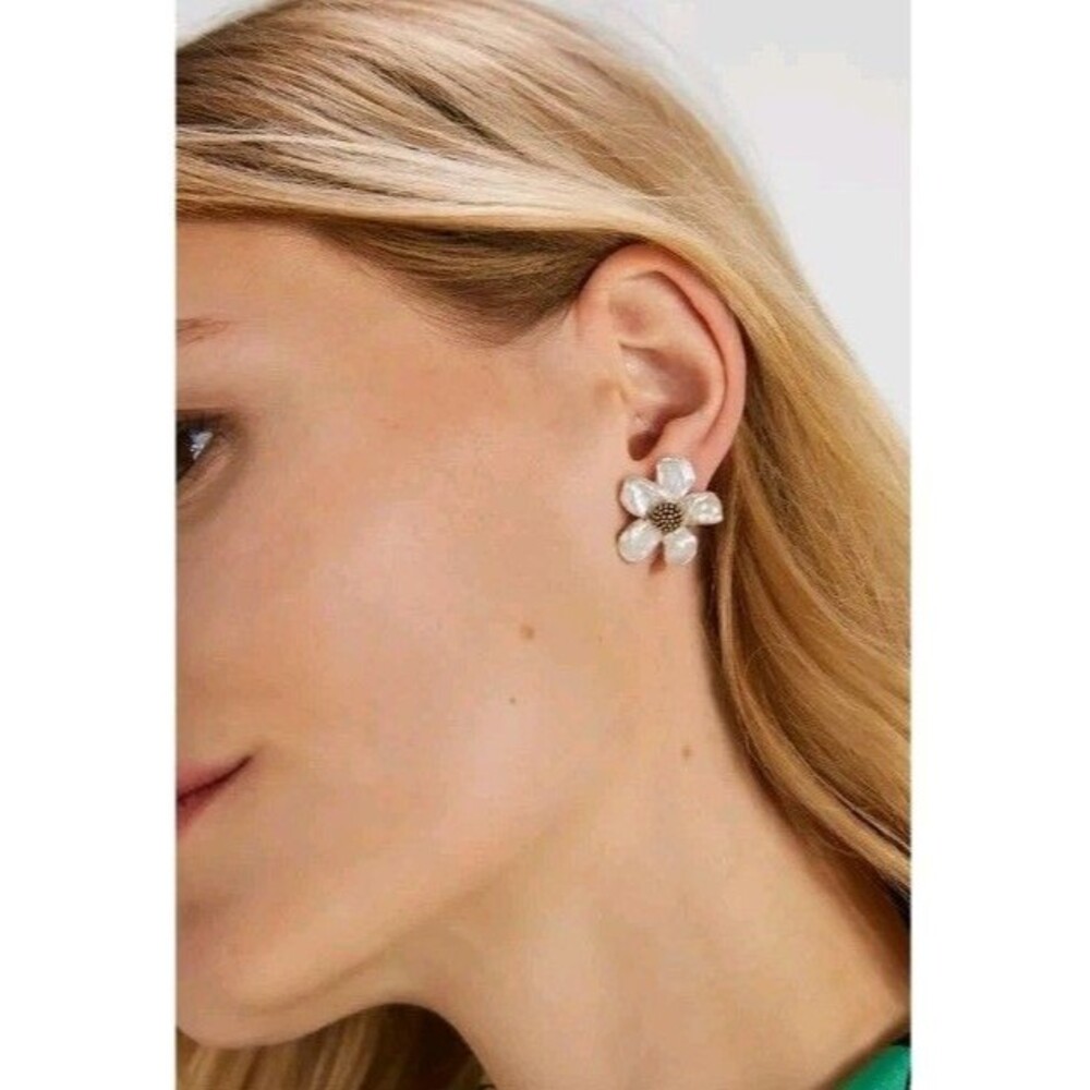 NWT Kate Spade Floral Frenzy Pearl Flower Stud Earrings Gold Tone Vtg Rare - Picture 2 of 13